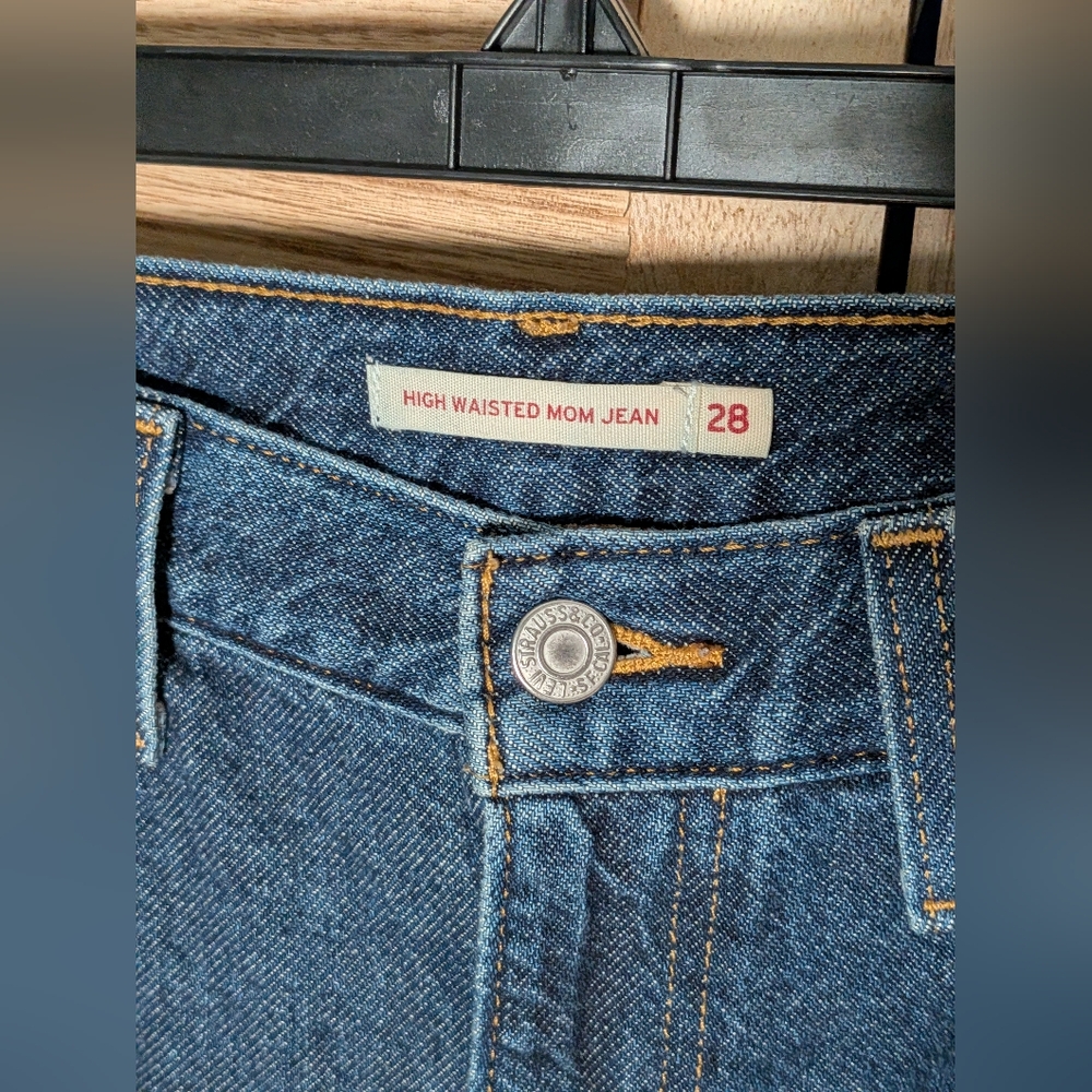 Levi’s High Waisted Mom Jeans Dark Wash Tapered Leg Size 28 - Picture 4 of 6